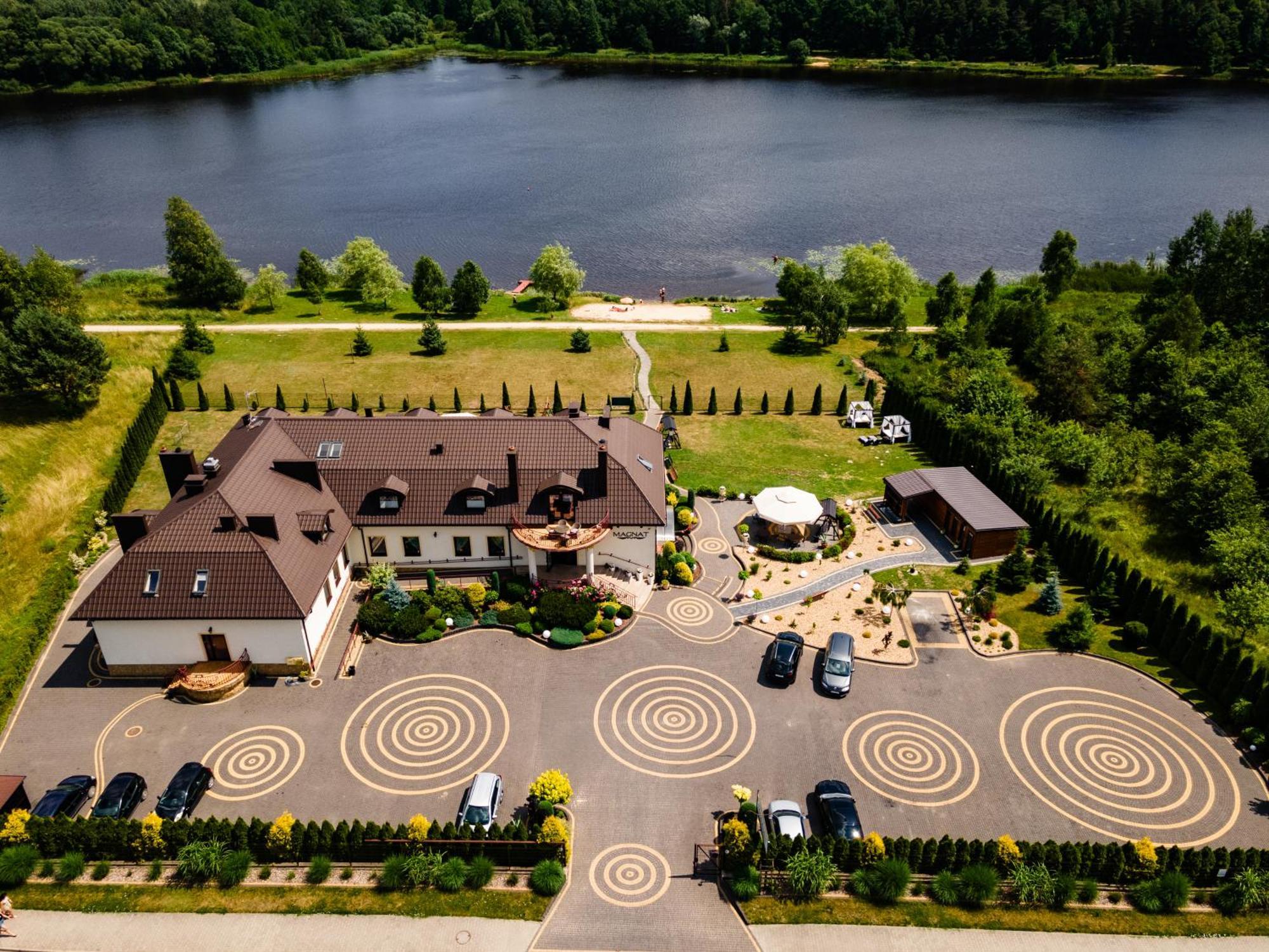 Hotel Magnat Suchedniow Bagian luar foto