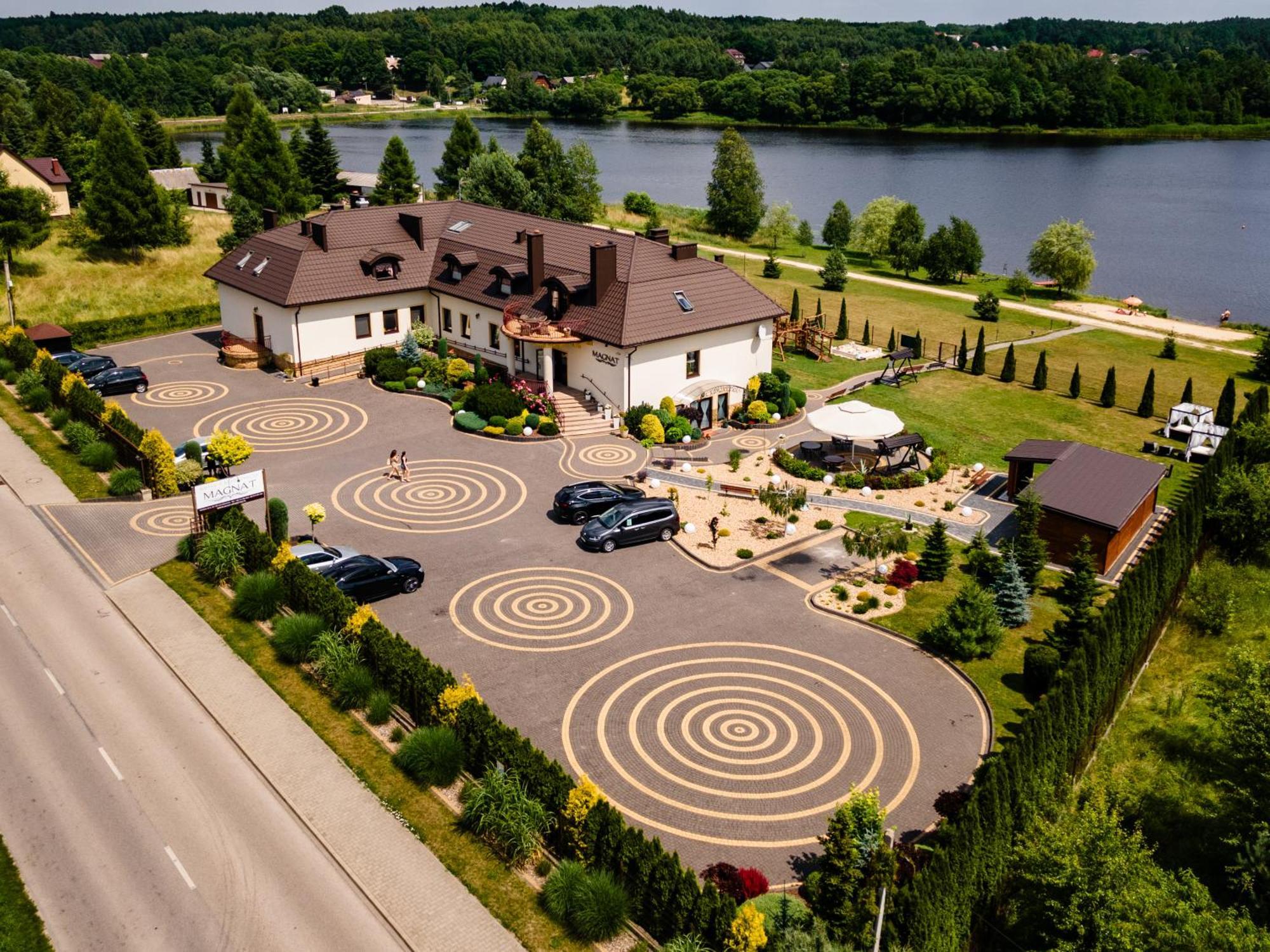 Hotel Magnat Suchedniow Bagian luar foto