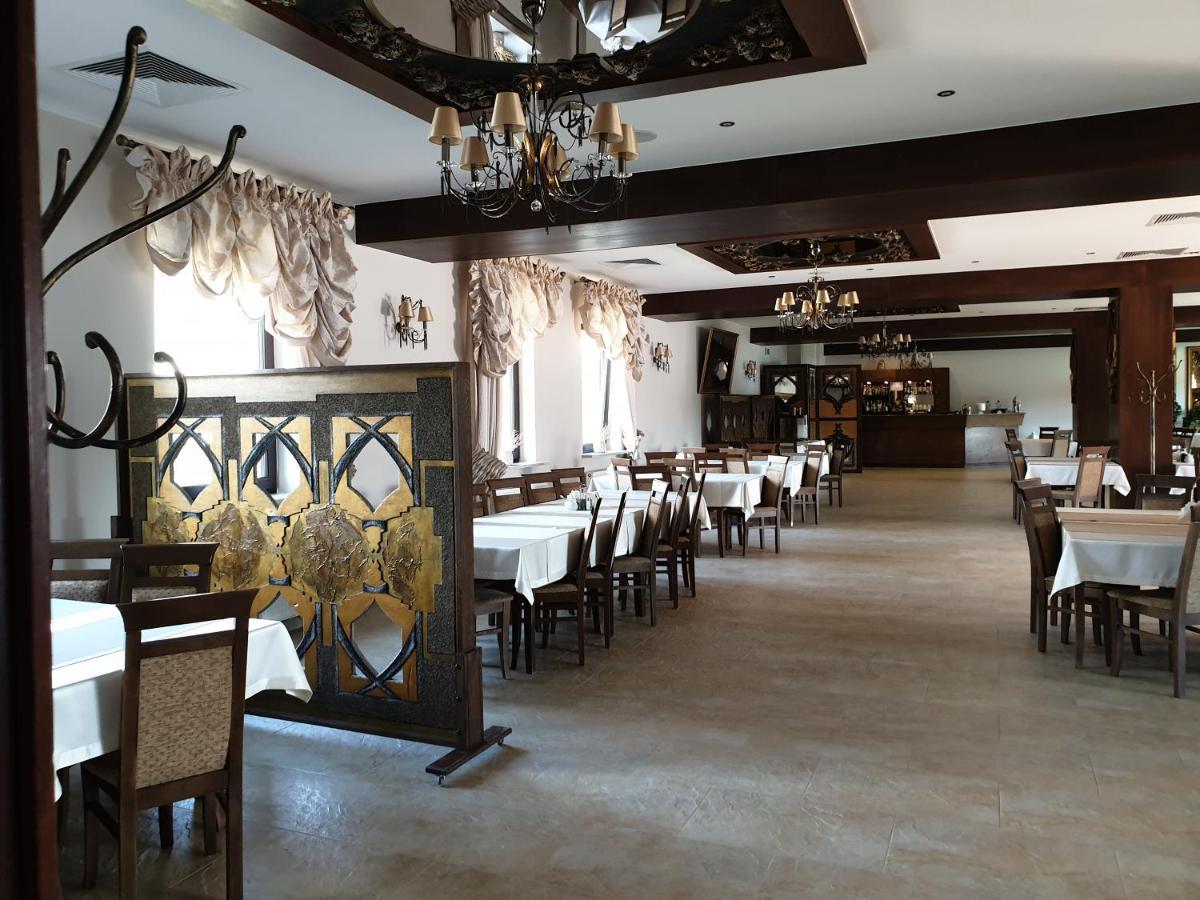 Hotel Magnat Suchedniow Bagian luar foto